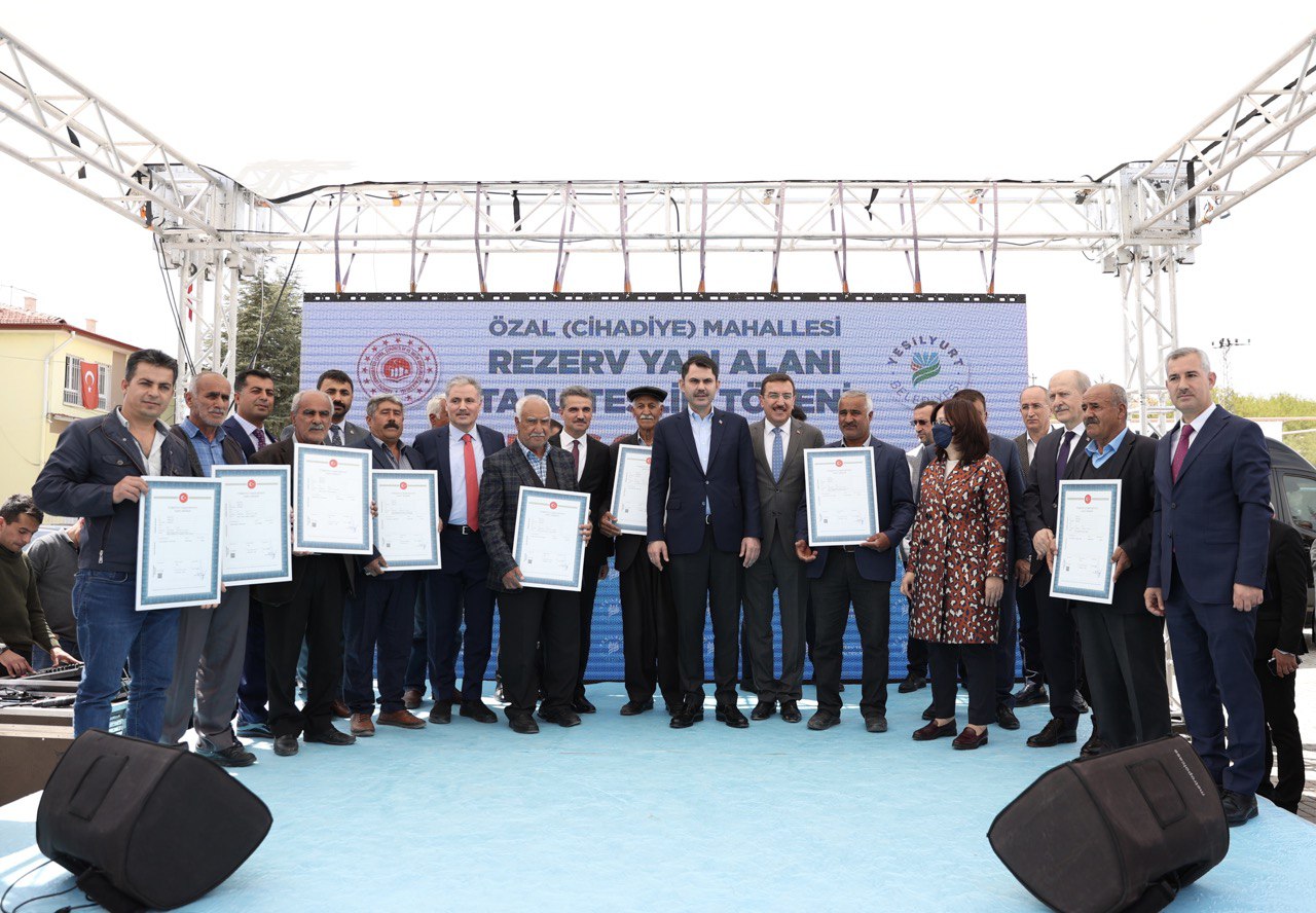 Bir dizi program çerçevesinde Malatya’ya gelen Çevre, Şehircilik ve İklim Değişikliği Bakanı Murat Kurum, Özal Mahallesi Rezerv Yapı Alanı Tapu Teslim Töreni’ne katıldı.