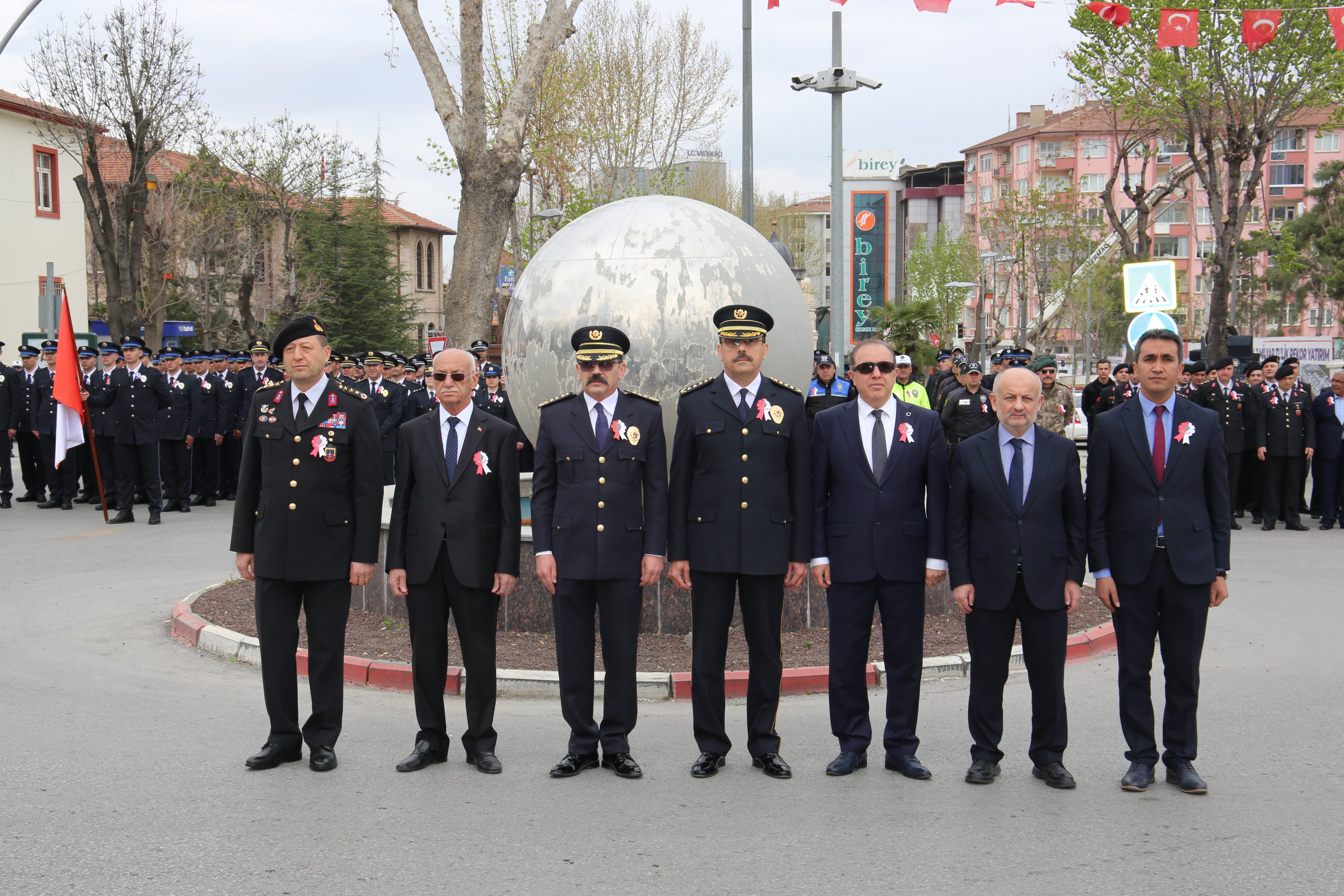 Türk Polis Teşkilatı'nın 177. kuruluş yıl dönümü münasebetiyle Malatya'da Atatürk Anıtı'nda tören düzenlendi.