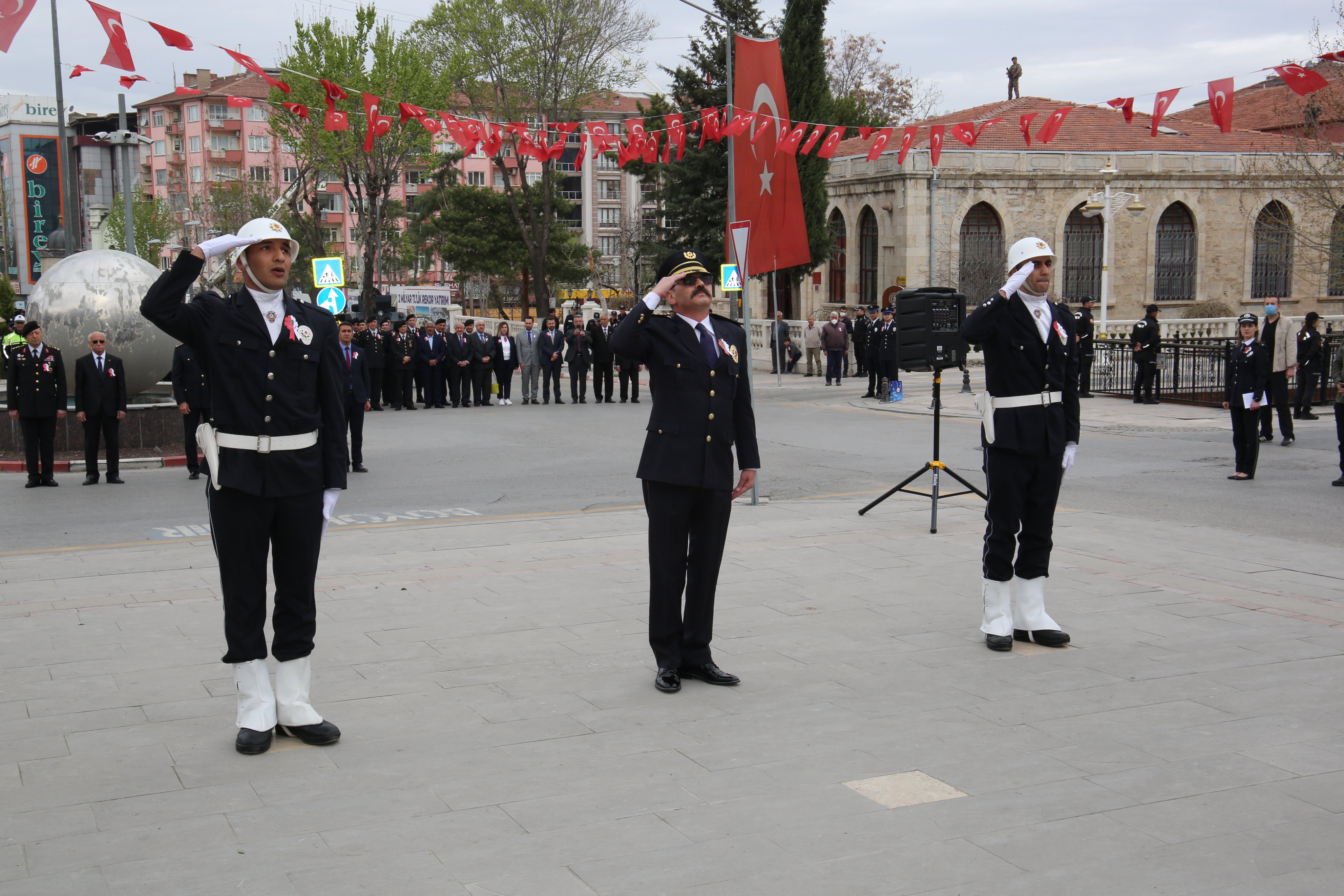 Türk Polis Teşkilatı'nın 177. kuruluş yıl dönümü münasebetiyle Malatya'da Atatürk Anıtı'nda tören düzenlendi.