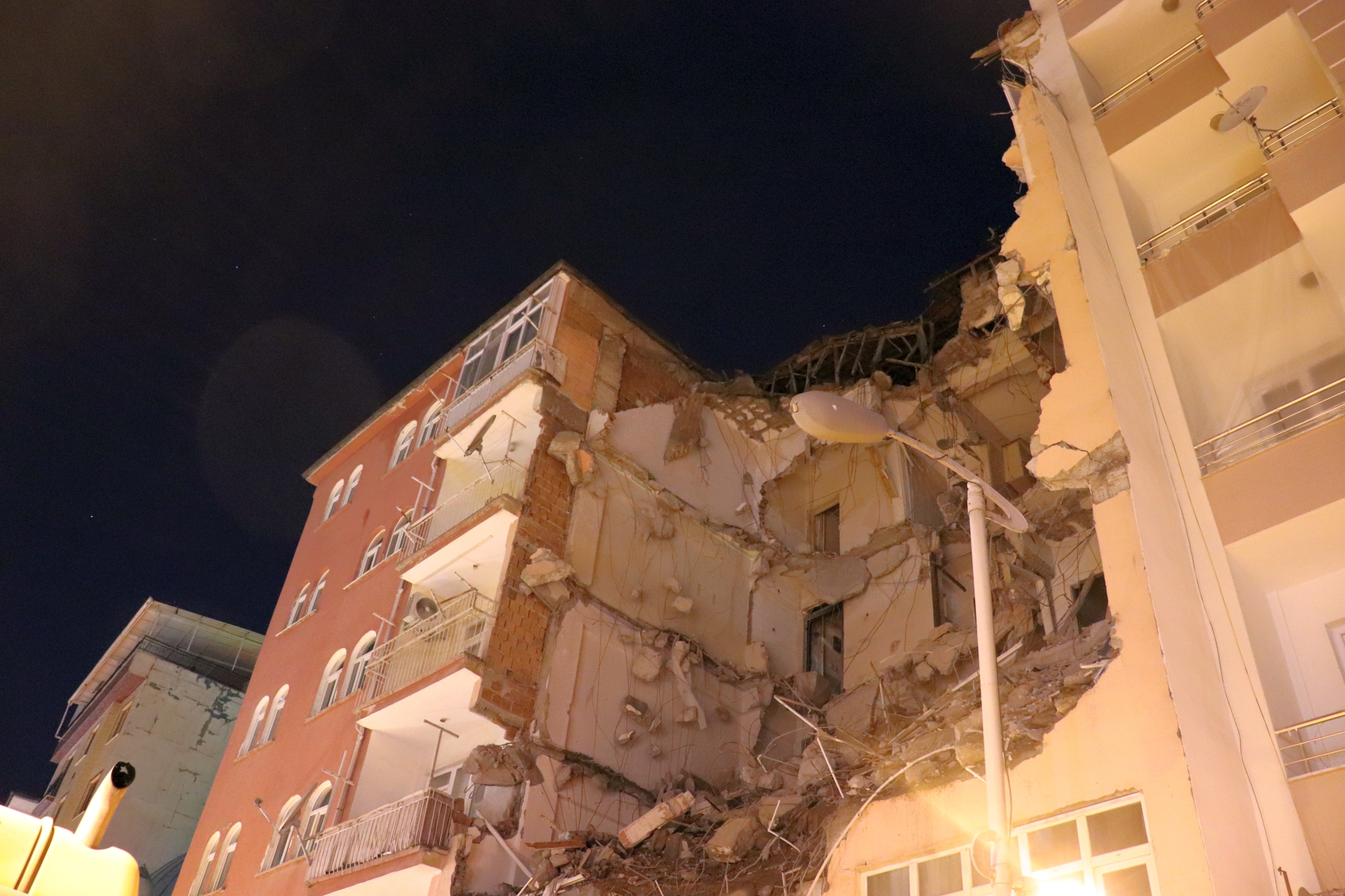 Malatya’da 2 yıl önceki 6.8 şiddetindeki 24 Ocak Sivrice depreminde orta hasırlı olan, ancak 19 gün önce kolonlardaki çatırtı sesi üzerine boşaltılan 5 katlı 11 daireli apartmanın yıkımı başladı.