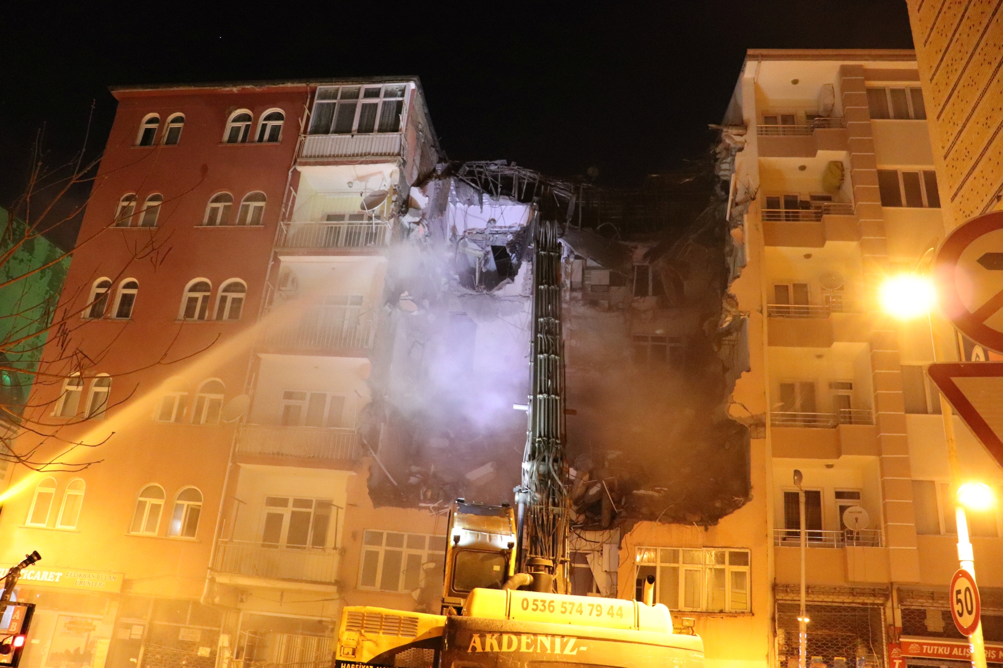 Malatya’da 2 yıl önceki 6.8 şiddetindeki 24 Ocak Sivrice depreminde orta hasırlı olan, ancak 19 gün önce kolonlardaki çatırtı sesi üzerine boşaltılan 5 katlı 11 daireli apartmanın yıkımı başladı.