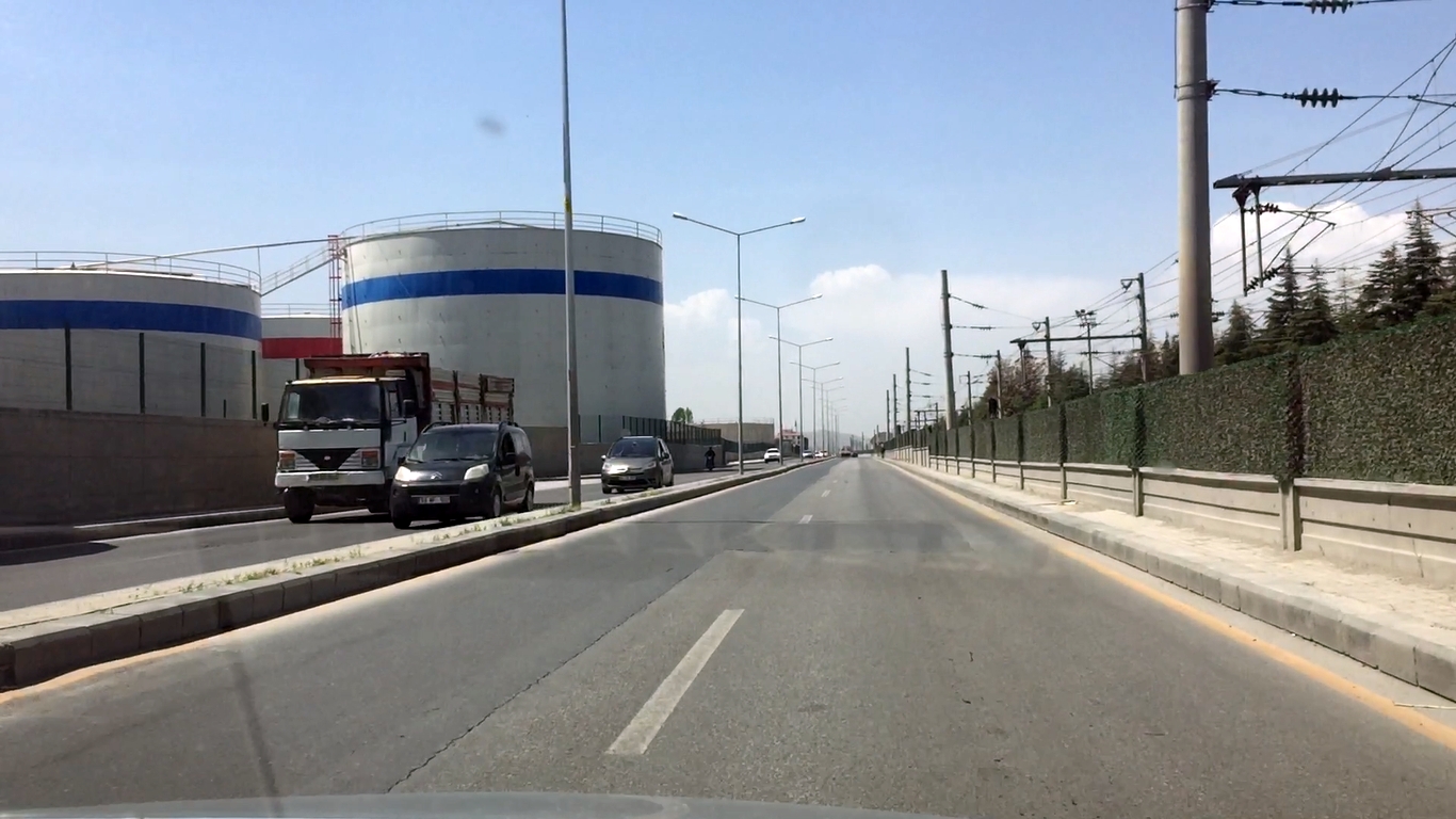 Ergenekon Köprüsü ile Sivas yolu arasında yapılan Anayurt Bulvarının açılması için Şeker Fabrikasına ait siloların geri çekilmesi mümkün olmayınca, TCDD’den demiryolu kenarındaki boşluk kiralandı.