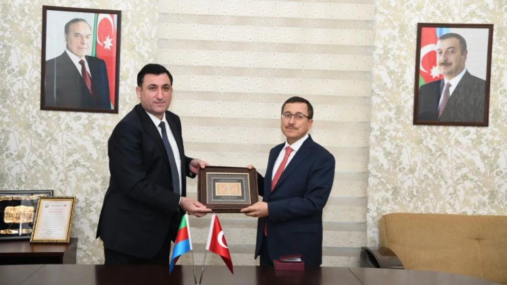 Rektör Kızılay Azerbaycan’da Özel Devlet Ödülünü Aldı