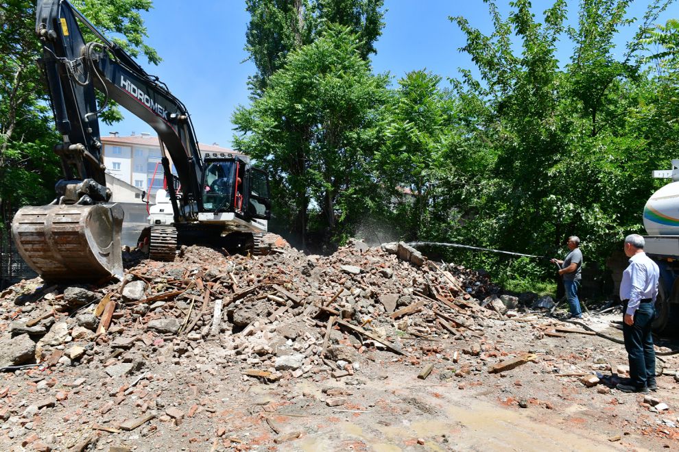 Yeşilyurt Belediyesi eski lojmanı yıktı