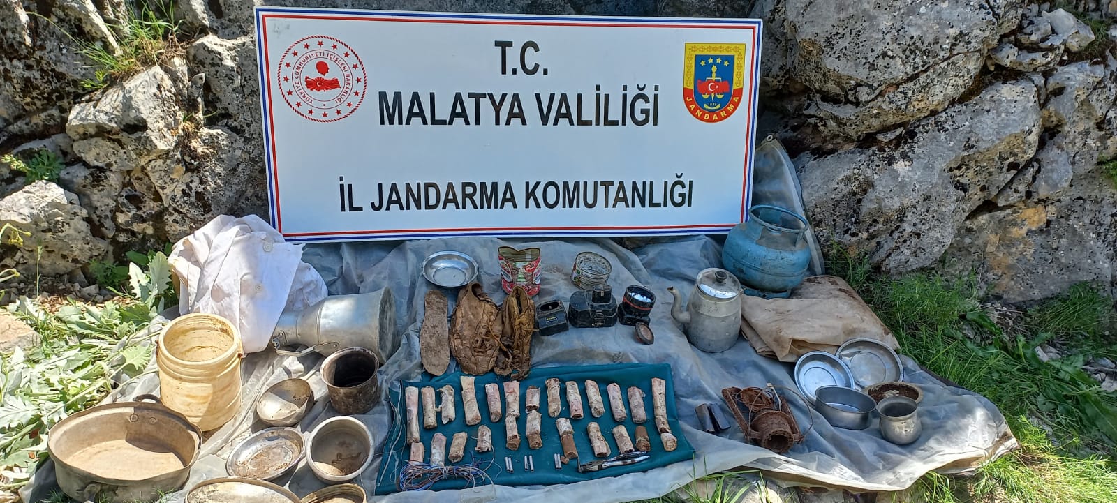 Malatya’da geçmiş yıllarda PKK/KCK terör örgütü mensuplarınca kullanıldığı belirlenen bir mağaraya düzenlenen operasyonda 5 kilogram A-4 patlayıcı ile  birlikte giyim ve yaşam malzemeleri ele geçirildi.