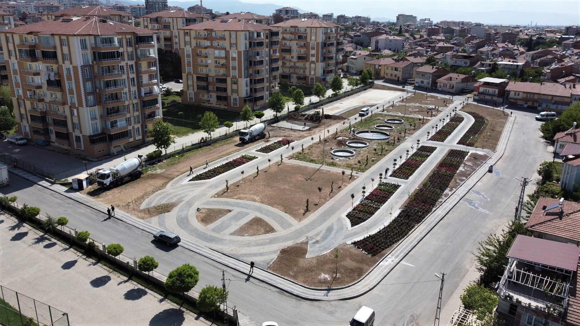Battalgazi Belediye Başkanı Osman Güder’in talimatlarıyla 2021 yılında Park ve Bahçeler Müdürlüğü tarafından Tandoğan Mahallesinde bulunan Kısmet ve Dostlar sokak arasındaki 9 bin metrekarelik alanda yapımına başlanılan “Gül Bahçesi Projesi”nin çalışmaları aralıksız devam ediyor.