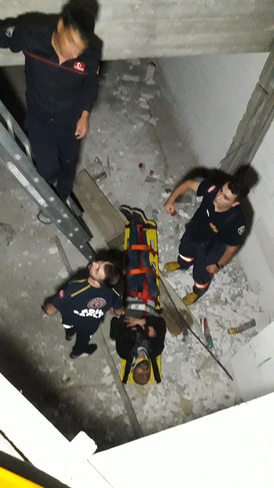 Malatya’da bir apartman inşaatının boşluğuna düşen şahıs ağır yaralandı.