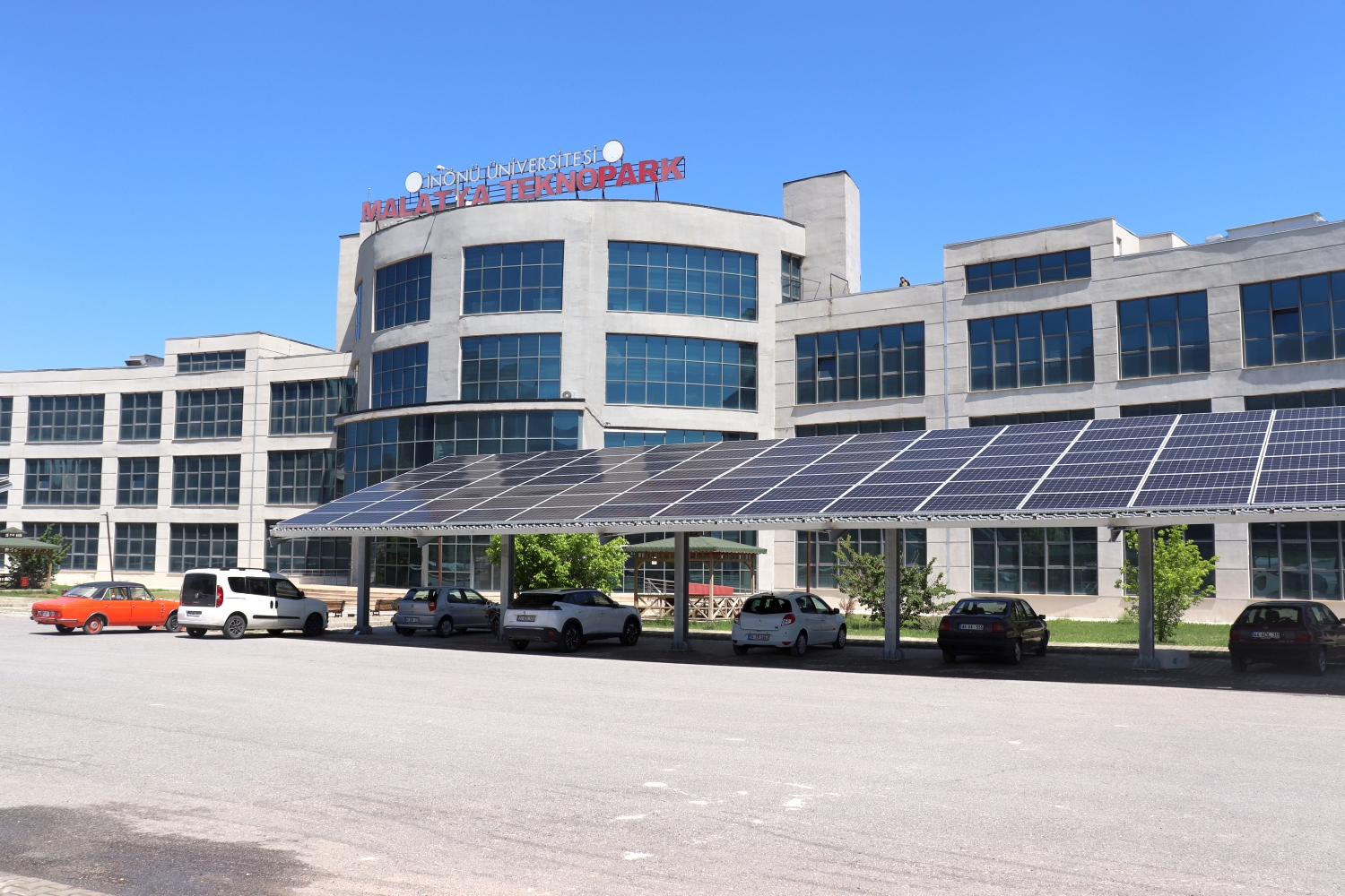 Malatya Teknokent bünyesinde otopark alanında kendisine has konsepti ile kurulan Güneş Enerjisi Santrali (GES) tamamlanarak üretime başladı.