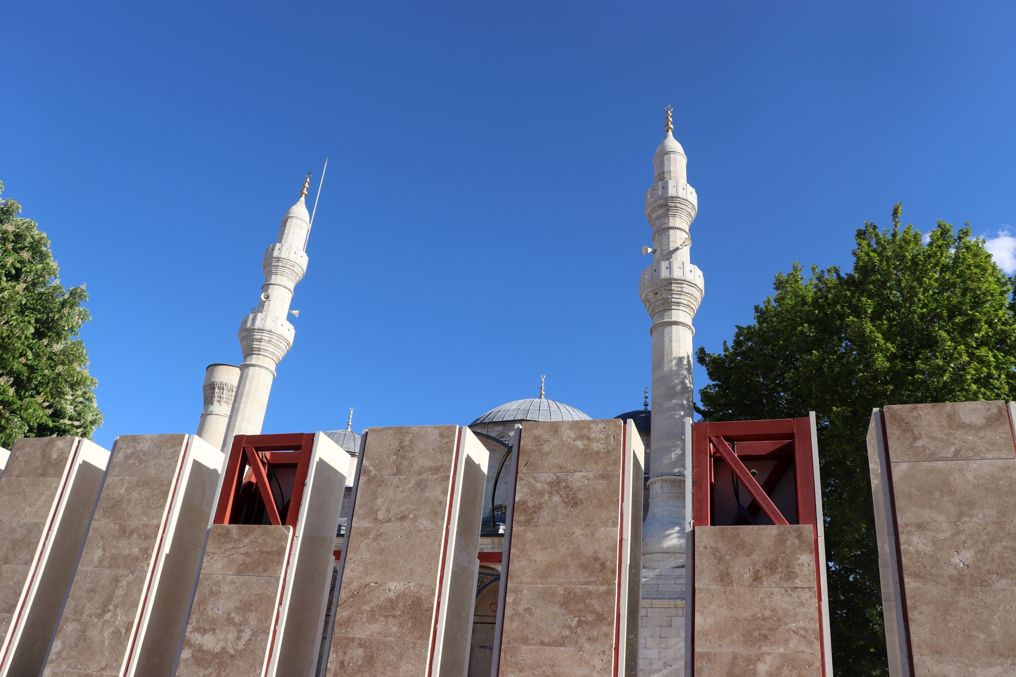 24 Ocak 2020'deki Sivrice merkezli 6.8'lik Elazığ- Malatya depreminden ciddi hasar görerek ibadete kapatılan, yaklaşık 10 ay sonra restorasyon ve onarım çalışmalarına başlanan, geçtğimiz Ramazan ayının başlangıcında da ibadete alınan Yeni Cami'nin  (Teze Cami) avlusunun çevresine yapılan ve caminin görünümünü engellediği gibi, çevre ile bağlantısını koparan 'duvar'a, yapım aşamasında gösterilen tepkilere kulak asılmadı ve duvar tamamlandı. Duvarın yıkılması için Malatya’daki 46 STK temsilcisinin ortak imzası ile basın açıklaması yapıldı.