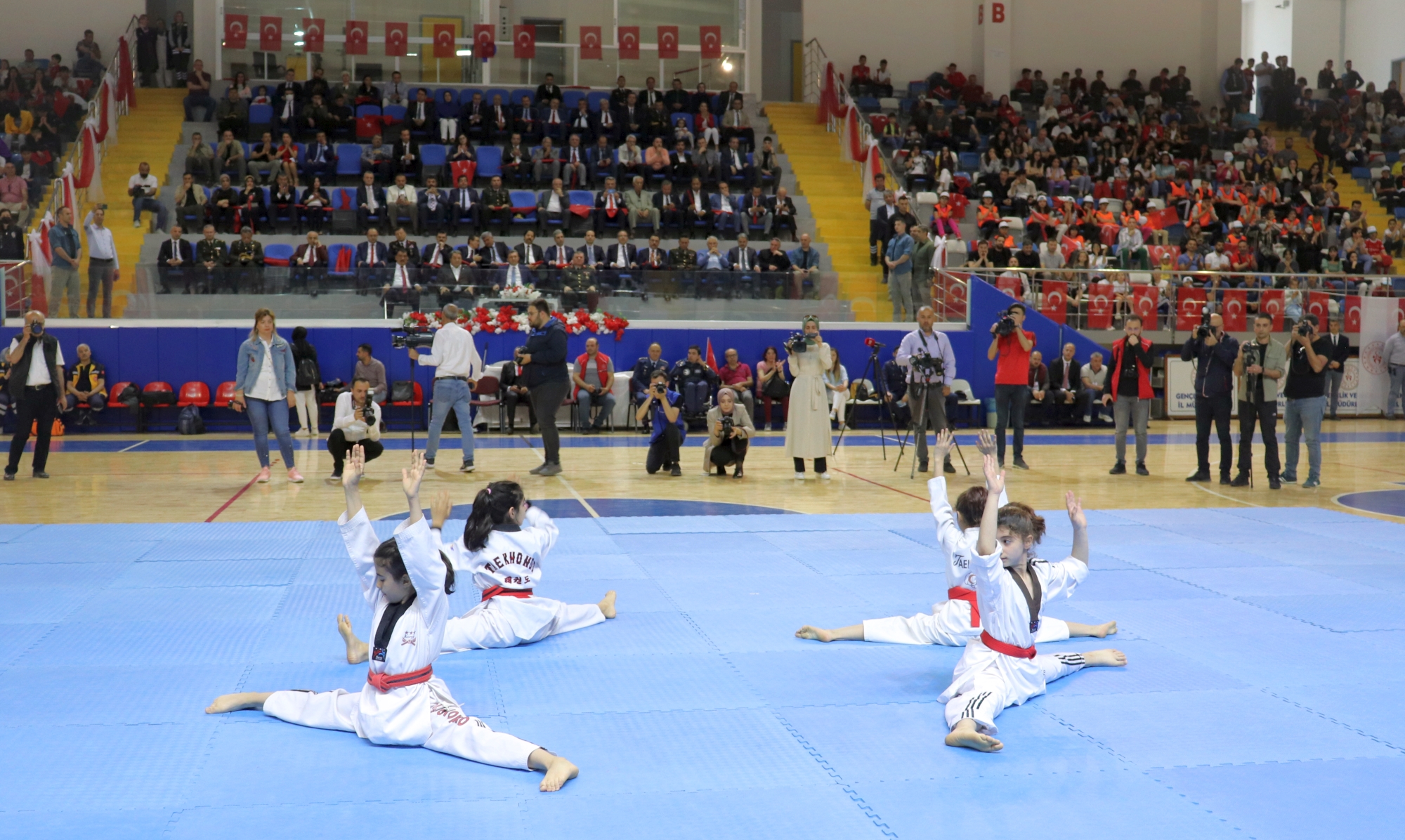 19 Mayıs Atatürk’ü Anma Gençlik ve Spor Bayramı etkinlikleri Merkez Spor Salonunda gerçekleştirilen programlarla kutlandı. 