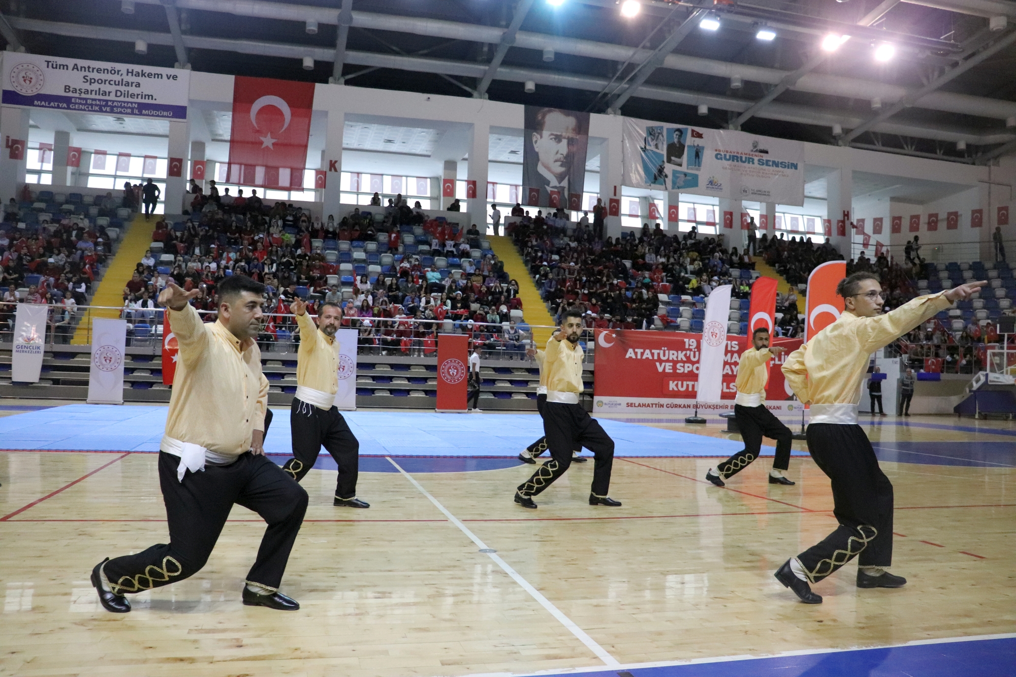 19 Mayıs Atatürk’ü Anma Gençlik ve Spor Bayramı etkinlikleri Merkez Spor Salonunda gerçekleştirilen programlarla kutlandı. 