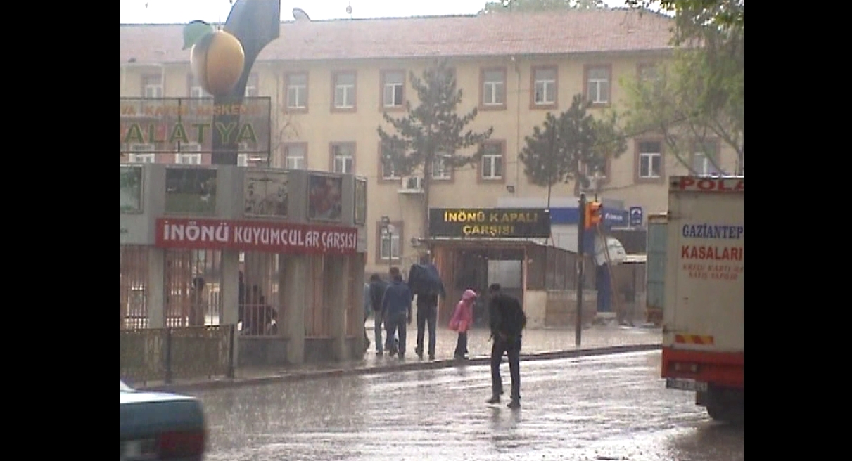 Yağmurlu bir gün…Malatya kent merkezinin göle dönüştüğü yıllar... Görüntüler Mayıs 2007 tarihine ait. 15 yıl geçmiş. Ama çok şey değişmiş.