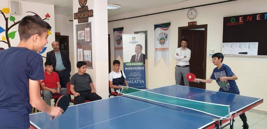 Malatya Büyükşehir Belediyesi, Kültür ve Sosyal İşler Daire Başkanlığı’na bağlı hizmet veren Semt Konaklarında eğitim gören öğrenciler arasında masa tenisi turnuvası yapıldı.