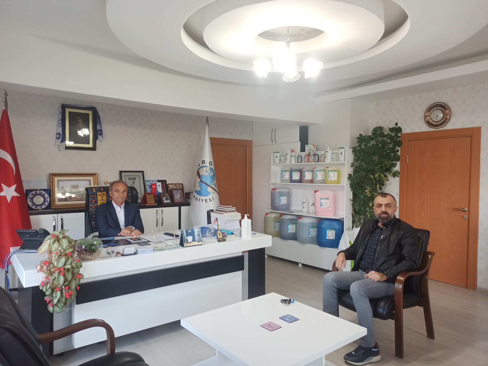 Tarım Platformu ve Malatya Damızlık Koyun Keçi Yetiştiricileri Birliği Başkan İhsan Akın, Arguvan Belediye Başkanı Mehmet Kızıldaş’ı ziyaret ederek, Arguvan Belediyespor’un 3. Lige çıkışından dolayı tebrik etti.