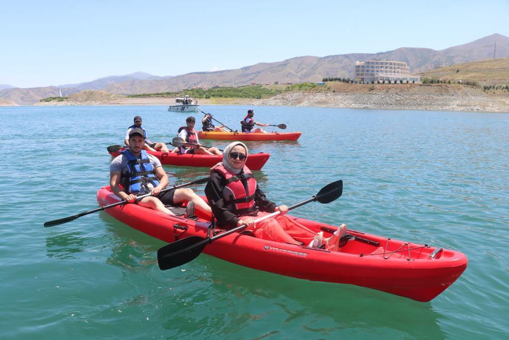 Kale ilçesinde Karakaya Baraj Gölü’nde kano ve kürek eğitimi alan öğrencilere Jandarma Bot Tim Komutanlığınca güvenlik desteği sağlandı.