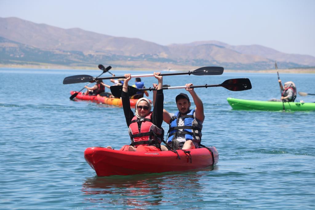 Kale ilçesinde Karakaya Baraj Gölü’nde kano ve kürek eğitimi alan öğrencilere Jandarma Bot Tim Komutanlığınca güvenlik desteği sağlandı.