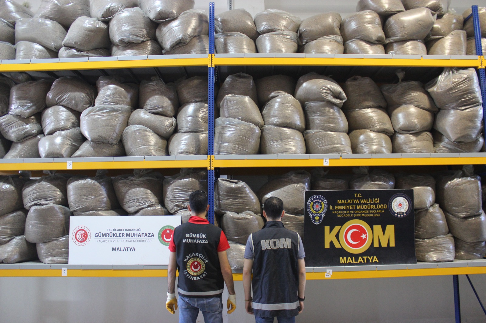 Malatya’da emniyet ekiplerinin çalışması sonucunda bir tırda bulunan 7 ton 30 kilo kaçak tütün ele geçirildi.