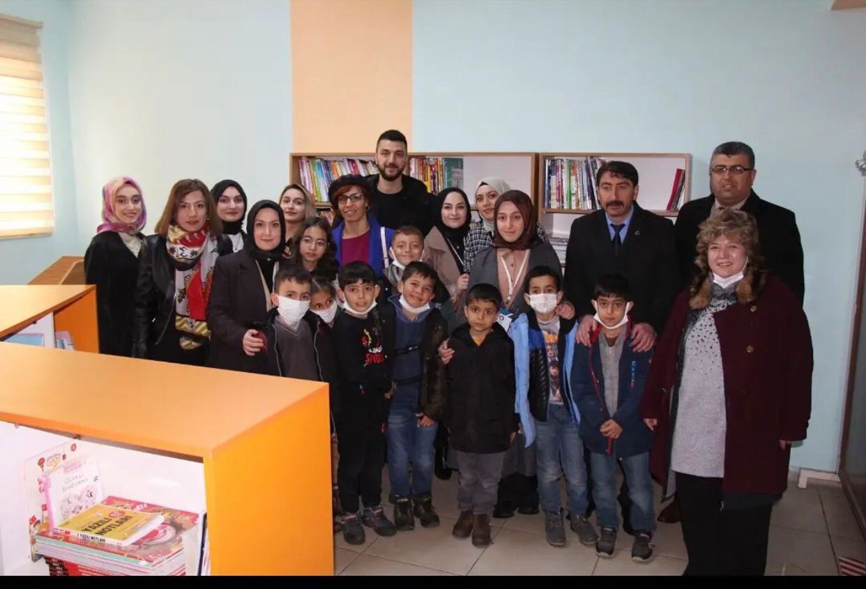 Pütürge Mehmet Akif Ersoy Ortaokulu’nun öğrencileri okullarına yaklaşık 1.500 adet kitap  toplayan  İletişim Fakültesine iade-i ziyarette bulundu ve İletişim Fakültesi, Spor Bilimleri Fakültesi ile Güzel Sanatlar Fakültelerini gezdi.