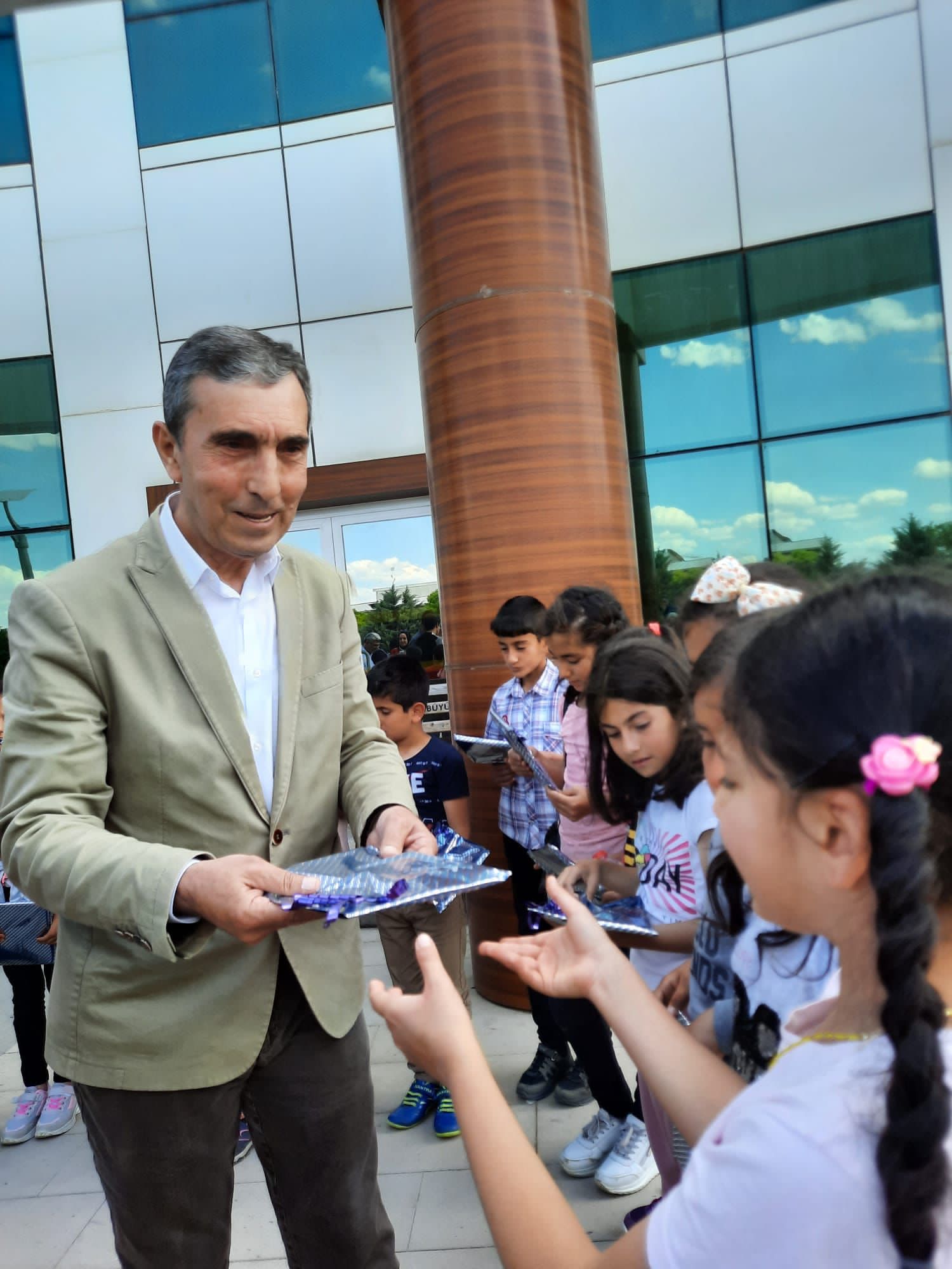 Pütürge Mehmet Akif Ersoy Ortaokulu’nun öğrencileri okullarına yaklaşık 1.500 adet kitap  toplayan  İletişim Fakültesine iade-i ziyarette bulundu ve İletişim Fakültesi, Spor Bilimleri Fakültesi ile Güzel Sanatlar Fakültelerini gezdi.