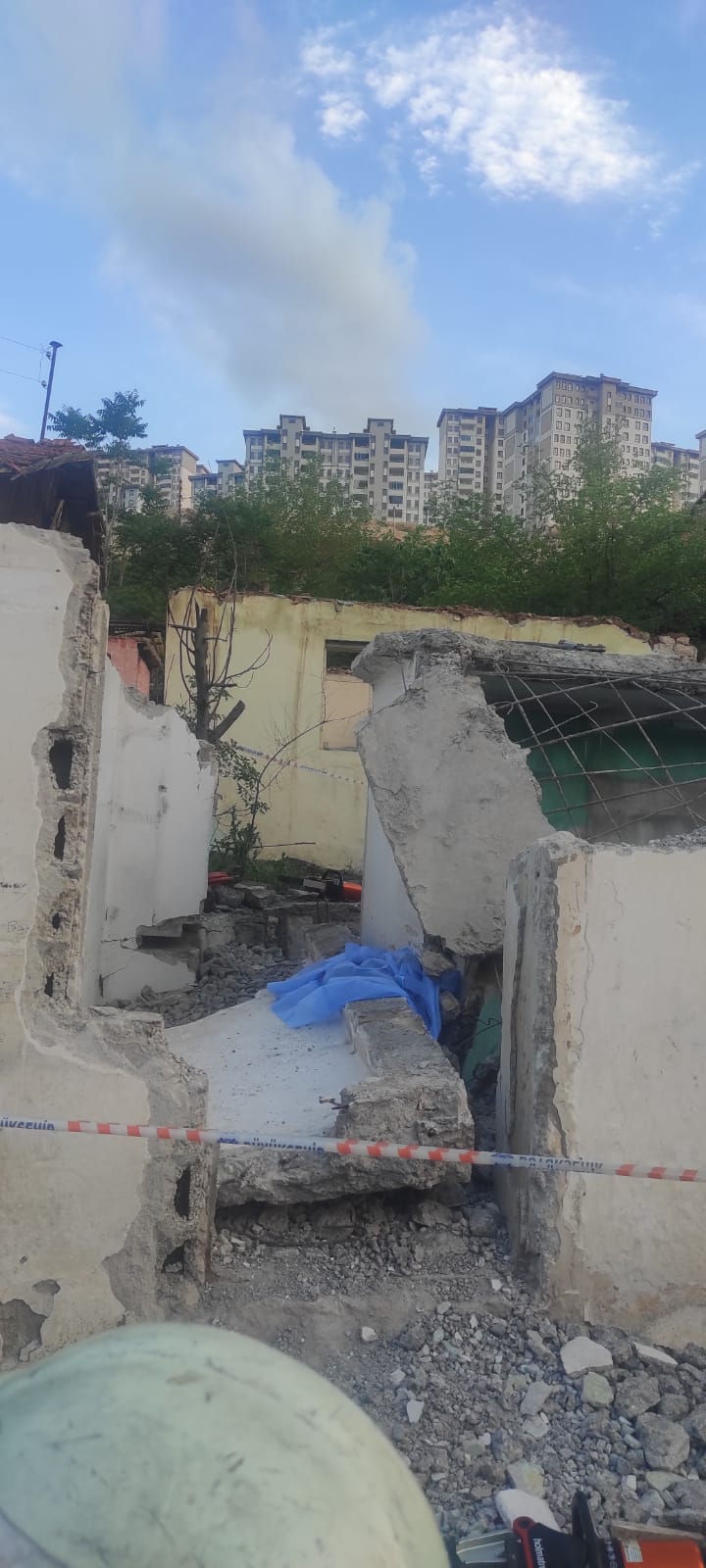 Malatya’da kullanılmayan metruk bir evin tavanındaki demirlerinin sökülmesi esnasında yaşanan çökme sonucunda 11 yaşındaki çocuk öldü, 1 kişi yaralandı.