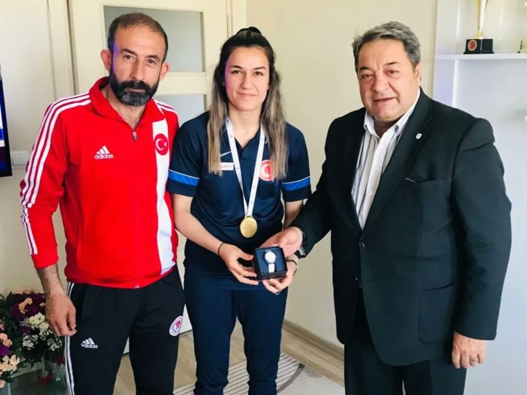 Milliyetçi Harekat Partisi (MHP) Malatya Milletvekili Mehmet Fendoğlu ve MHP İl Başkanı Mesut Samanlı, Dünya Kadınlar Boks Şampiyonasında 54 kilo da dünya şampiyonu olarak altın madalya kazanan Hatice Akbaş’ı ziyaret ederek tebrik etti.