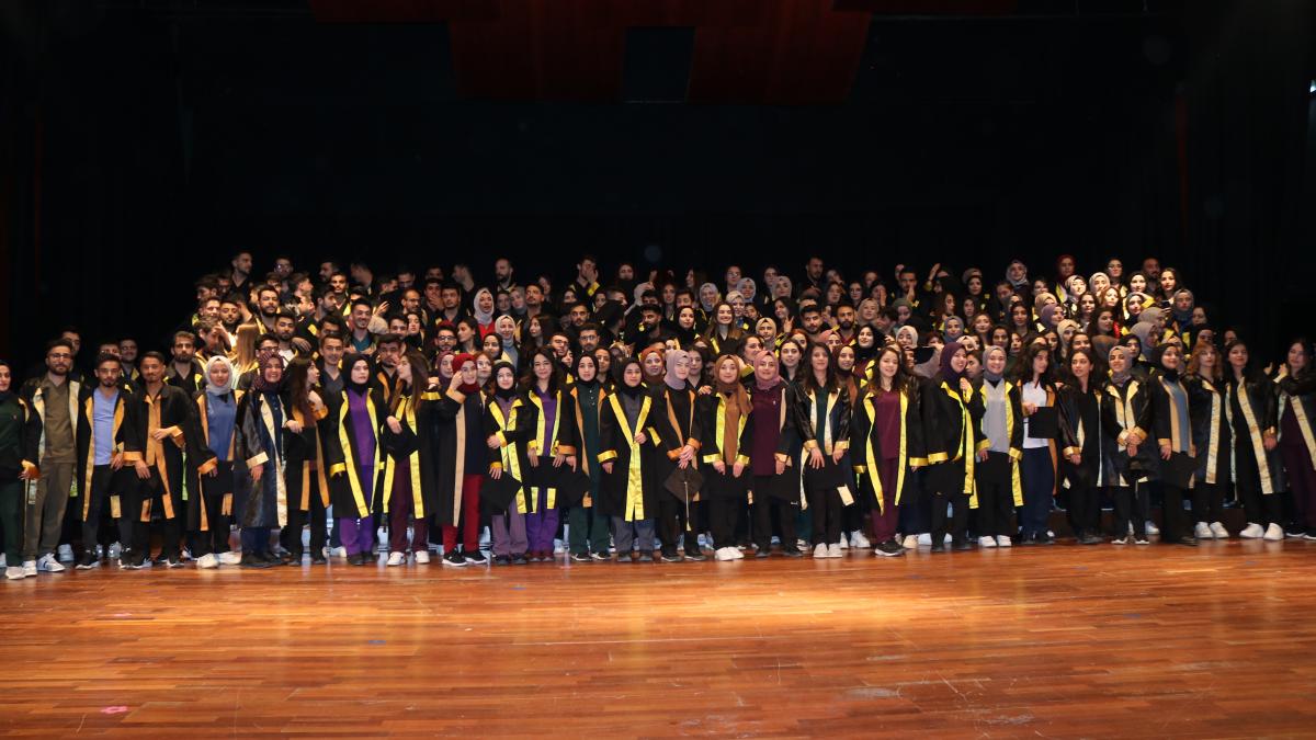 İnönü Üniversitesi Hemşirelik Fakültesi, 2021-2022 Eğitim ve Öğretim Dönemi için Turgut Özal Kongre ve Kültür Merkezi’nde mezuniyet töreni düzenledi.