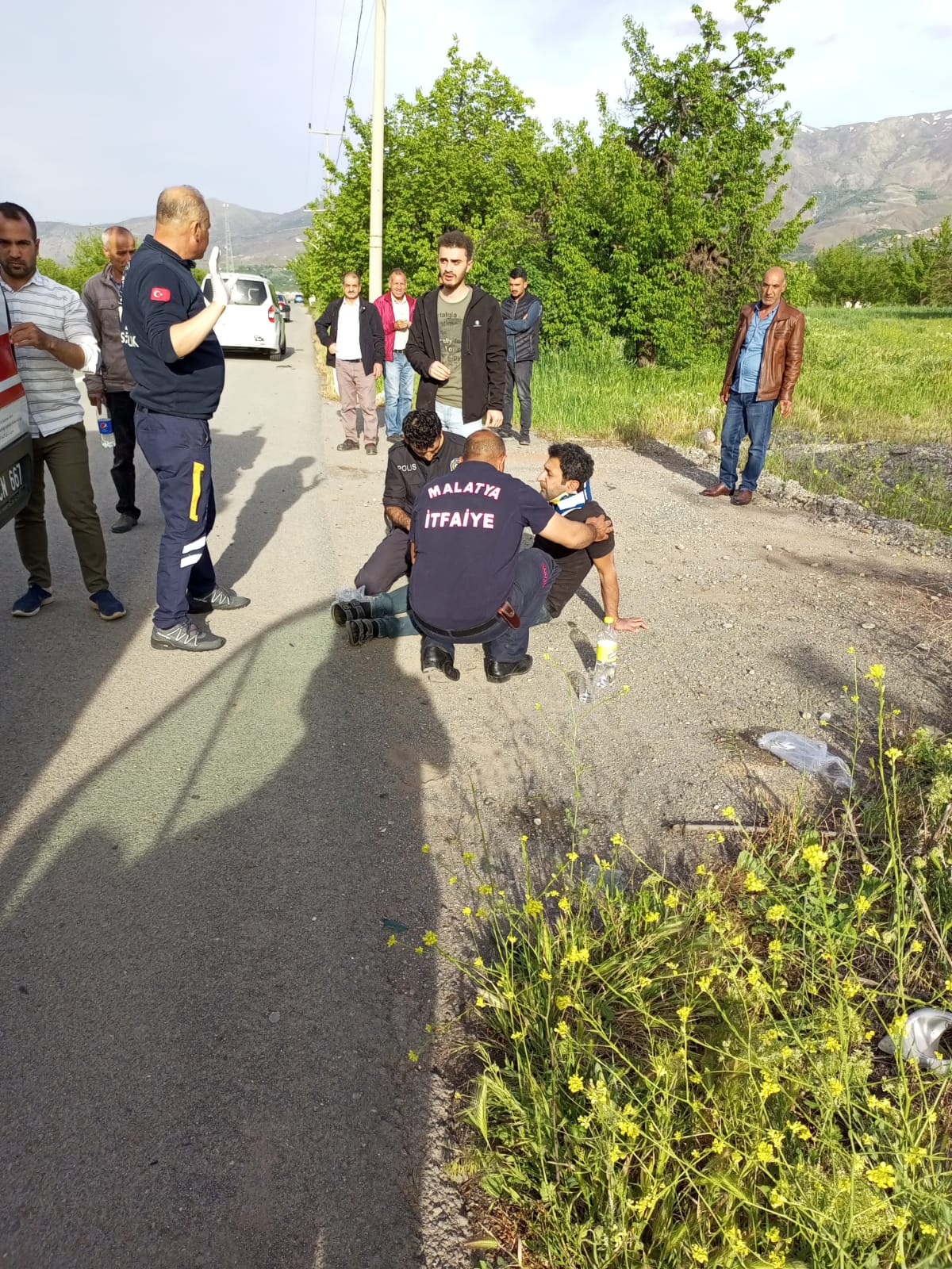 Malatya’nın Kale ilçesinde bir otomobilin yoldan çıkarak elektrik direğine çarpması sonucunda 4 kişi yaralandı.