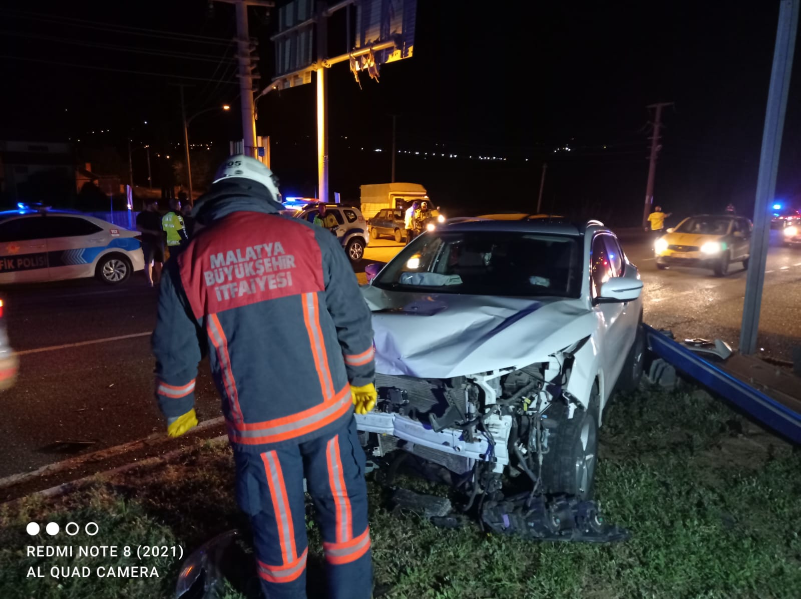 Malatya- Elazığ Karayolu Pütürge kavşağında cip ile otomobilin çarpışması sonucu meydana gelen trafik kazasında her iki araçta bulunan 7 kişi yaralandı.
