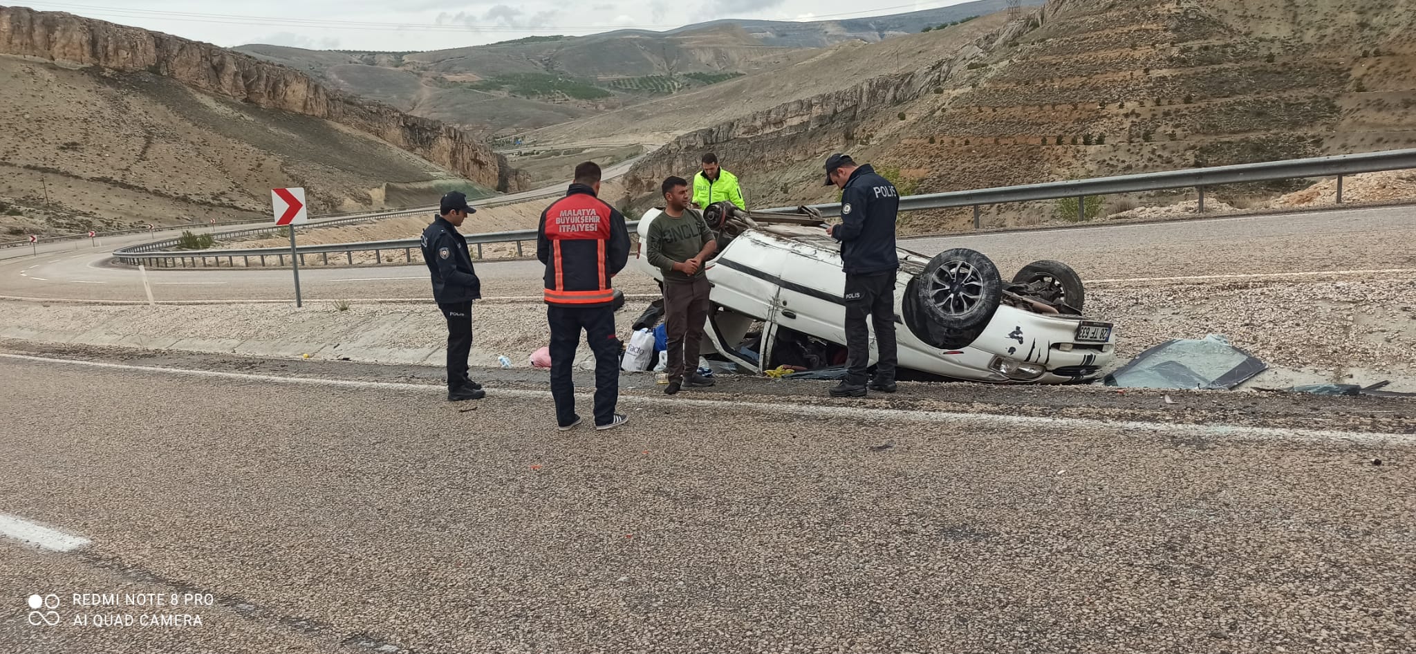 Malatya’nın Darende ilçesinde takla atarak refüjde ters dönen otomobilde bulunan 4 kişi yaralandı.