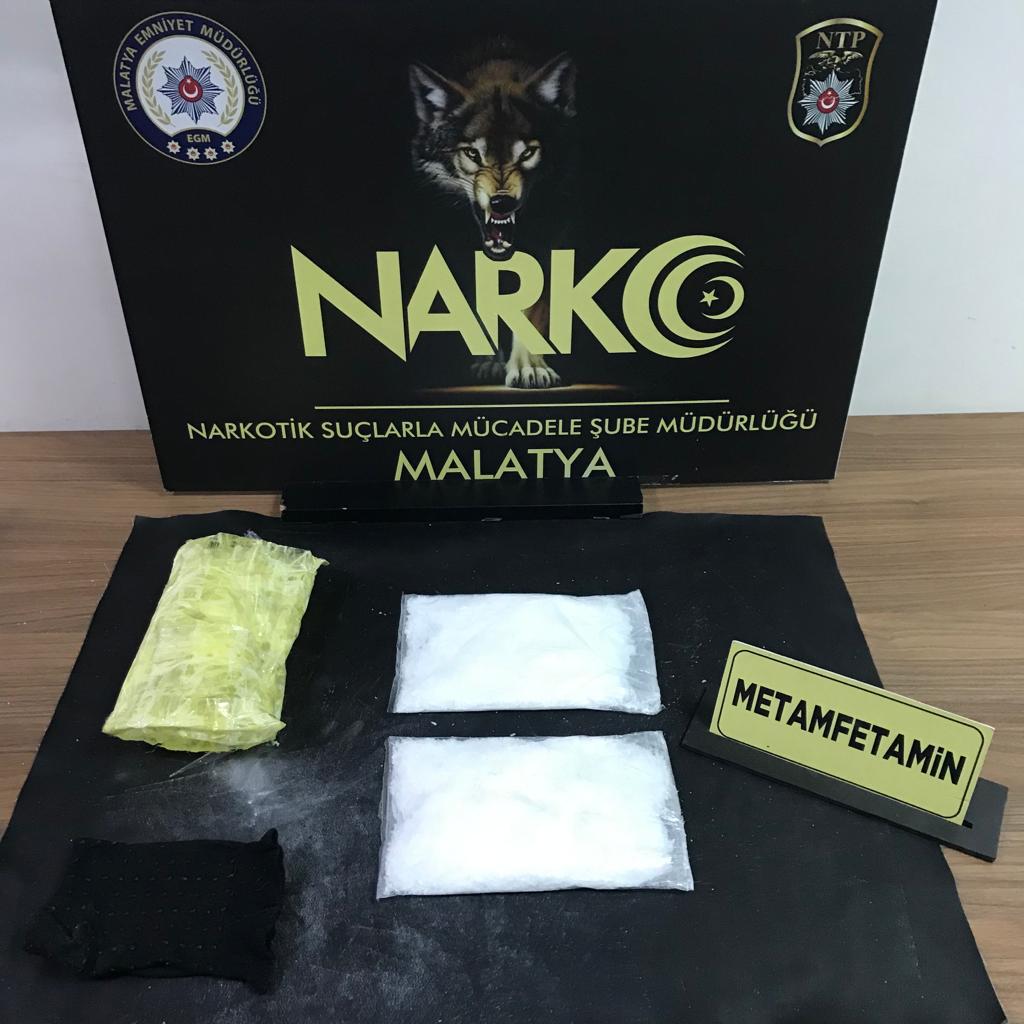Malatya İl Emniyet Müdürlüğü Narkotik Suçlarla Mücadele Şubesi ekiplerince gerçekleştiren 2 ayrı operasyonda 1 kamyondan 9 kilo 435 gram esrar, bir kişiden ise 411 gram Metamfetamin ele geçirildi. 2 kişi tutuklandı.