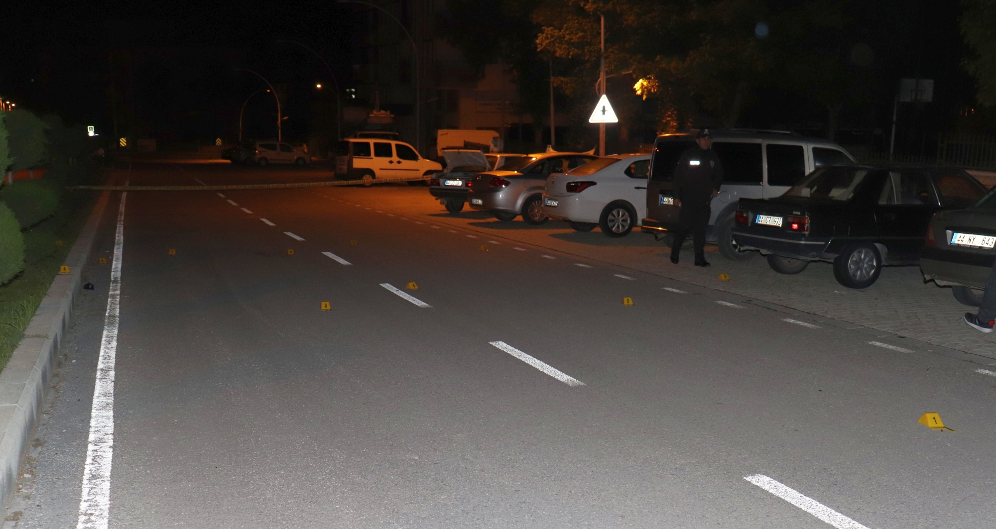 Malatya’da gece yarısı sokak ortasında meydana gelen karşılıklı silahla ateş açma olayında 3 kişi yaralanırken, polis ekipleri 2 silah ve 1 bıçak ele geçirdi.