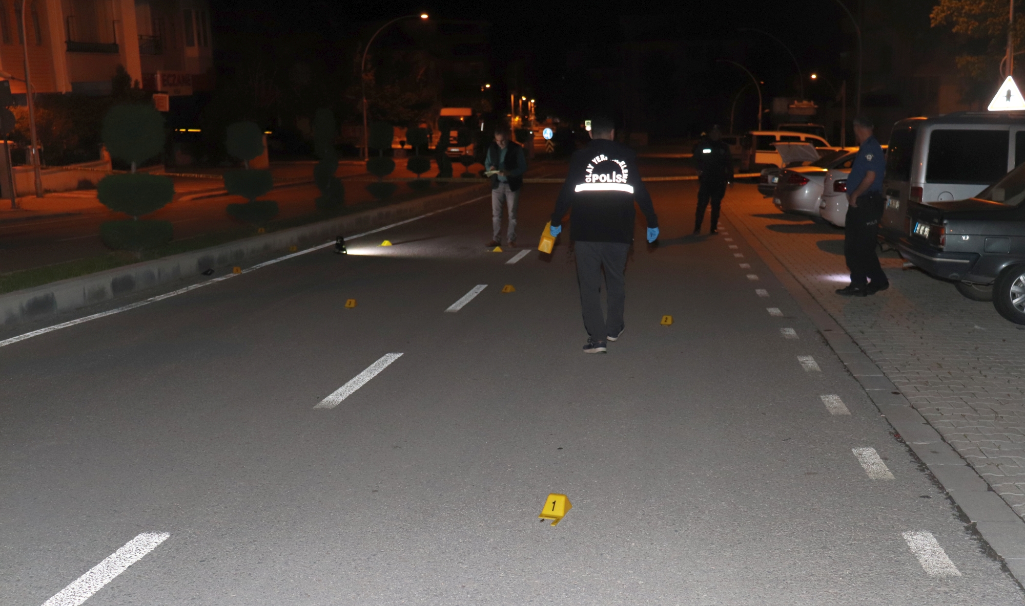 Malatya’da gece yarısı sokak ortasında meydana gelen karşılıklı silahla ateş açma olayında 3 kişi yaralanırken, polis ekipleri 2 silah ve 1 bıçak ele geçirdi.