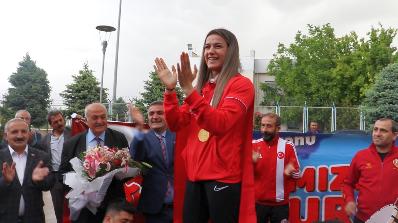 Dünya Kadınlar Boks Şampiyonasında 54 kilo finalinde Rumen rakibi Lacramioara Perijoc'u mağlup ederek dünya şampiyonu olarak altın madalya kazanan Hatice Akbaş, memleketi Malatya’da coşkuyla karşılandı. Davul zurnayla karşılanan başarılı sporcu, 12 yıllık hayalini gerçekleştirdiğini sırada olimpiyatta altın madalya hedefinin olduğunu söyledi.