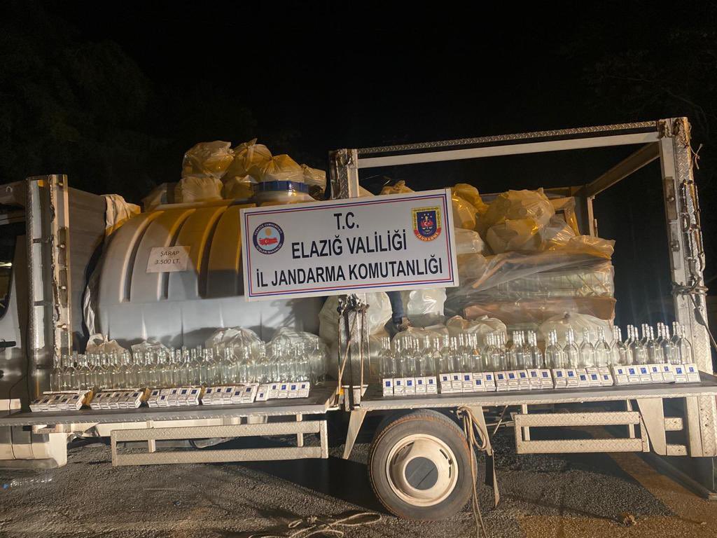 Malatya’nın Arapgir ilçesinden Elazığ’a götürülmekte olan 3.5 ton kaçak şaraba jandarma ekiplerince el konuldu.