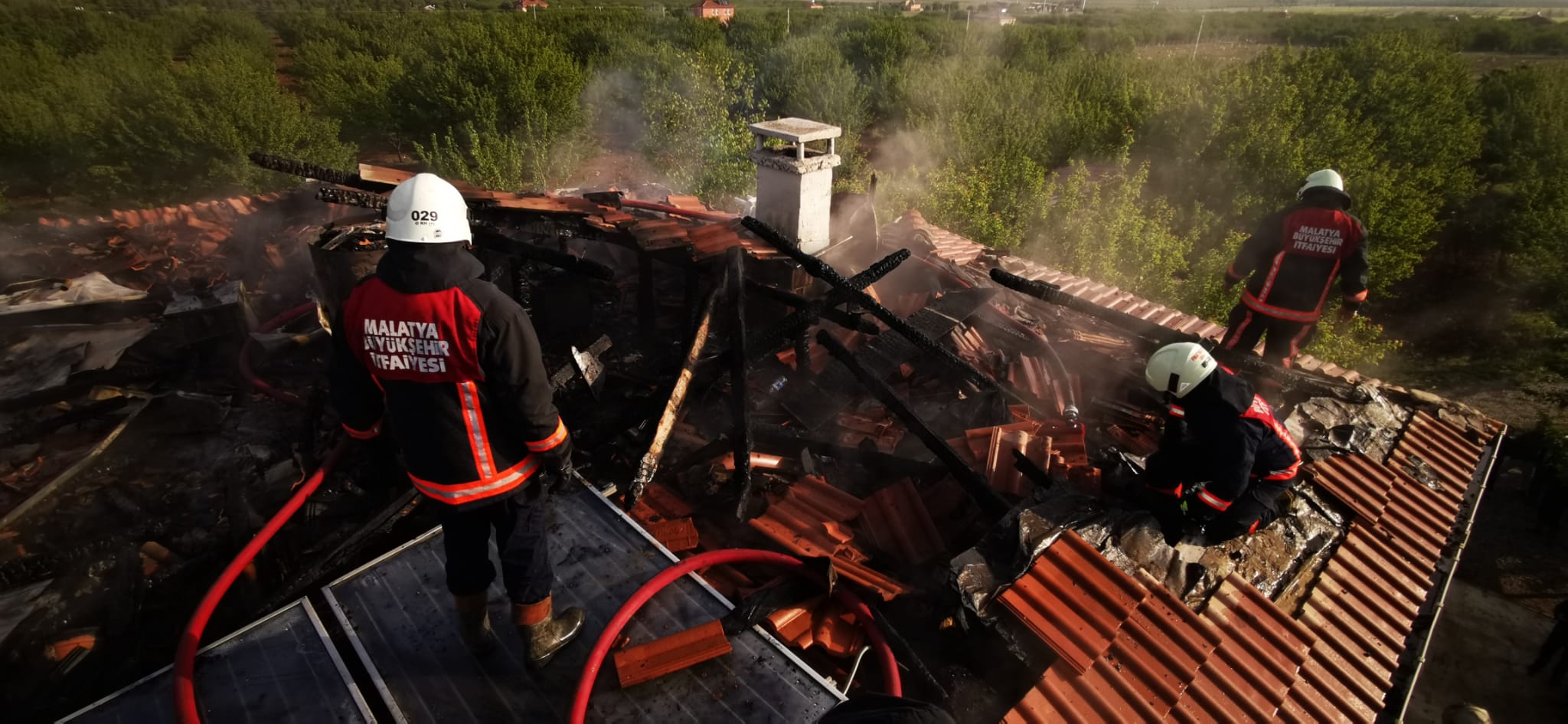 Malatya’da 2 katlı evin çatısında çıkan yangın maddi hasara neden oldu.