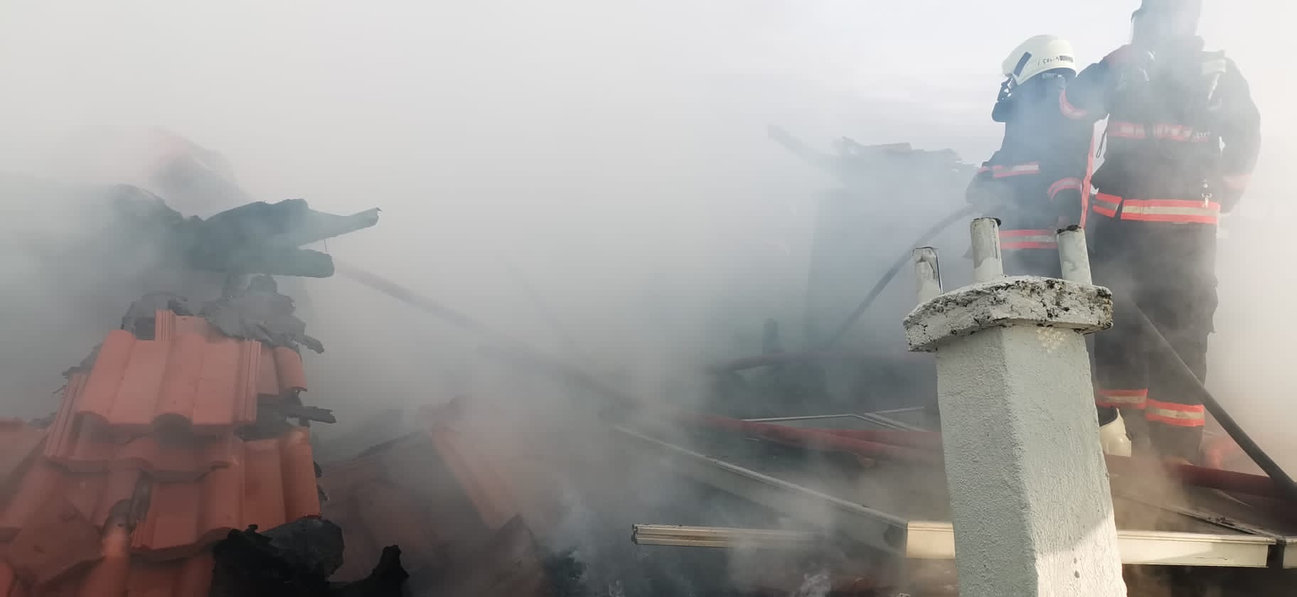 Malatya’da 2 katlı evin çatısında çıkan yangın maddi hasara neden oldu.
