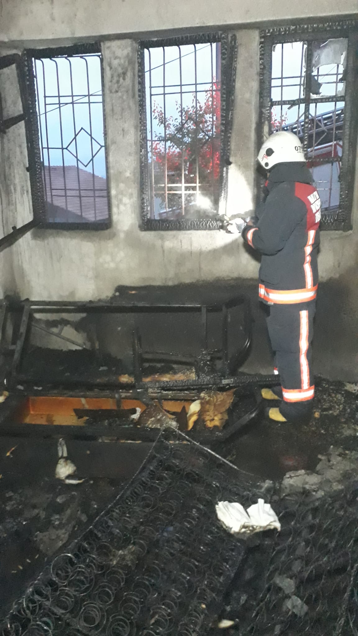 Malatya’da bir evde çıkan yangında dumandan zehirlenen 2 kişi hastaneye kaldırıldı. İtfaiye ekipleri yangını kısa sürede söndürerek kontrol altına aldı.