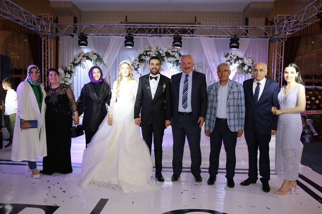 Battalgazi Belediye Başkan Yardımcısı Zafer Kırçuval’ın oğlu Onurhan ile Emekli Kurmay Yarbay Hasan Yalçın Karataş’ın kızı Tuğçe düzenlenen düğün töreninde hayatlarını birleştirdiler.