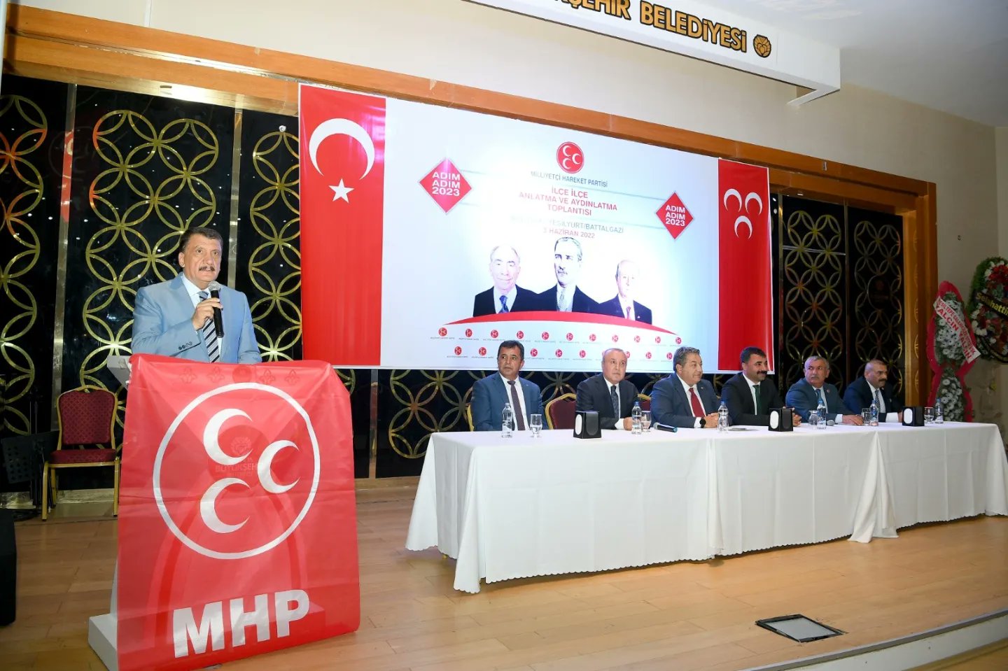 Milliyetçi Hareket Partisi (MHP) İlçe Başkanlığı tarafından 'Adım Adım 2023, İlçe İlçe Anlatma ve Aydınlatma' toplantıları kapsamında aynı günde 5 ilçe için yoğun katılımlı 4 ayrı toplantı gerçekleştirildi.