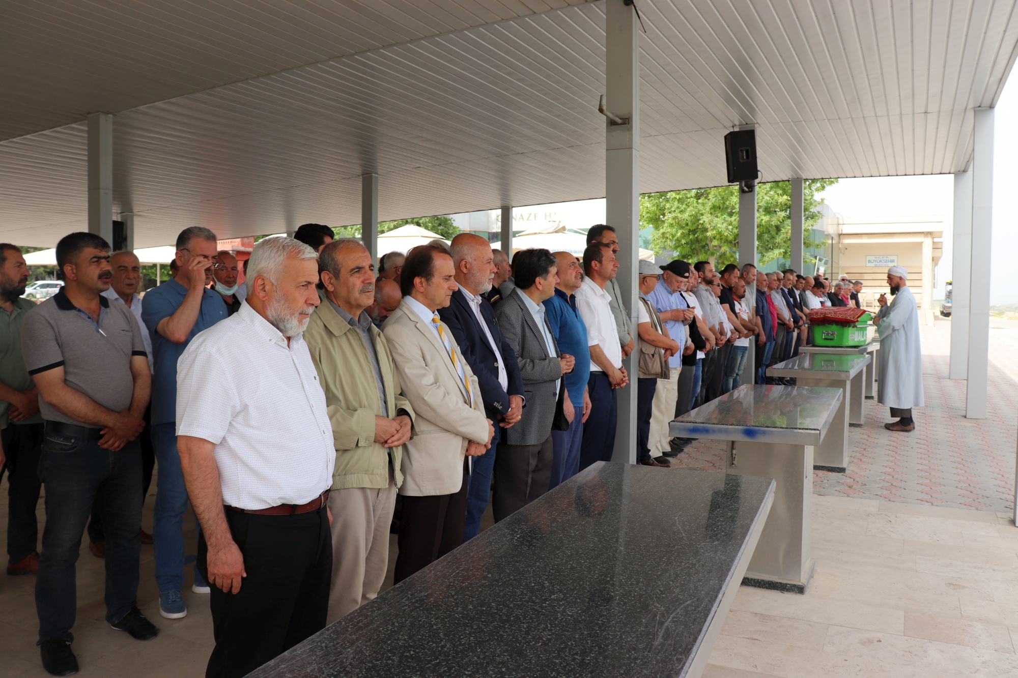 Malatyaspor'un eski başkan ve kalecilerinden, Malatya Eğitim Vakfı'nın (MEV) ilk genel sekreteri, iş adamı Vedat Erdoğan son yolculuğuna uğurlandı.