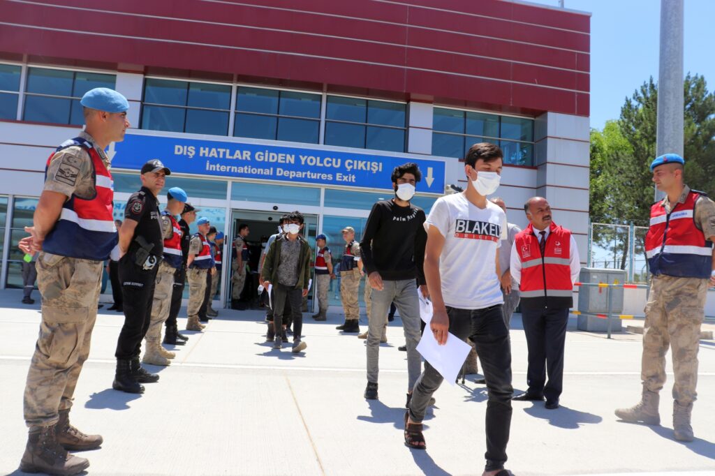 Son 3 gün içerisinde Malatya İl Göç İdaresi Müdürlüğü koordinesinde gerçekleştirilen 5 Charter seferle 1.135 Afganistan uyruklu düzensiz göçmenin Türkiye’den çıkışı sağlandı.