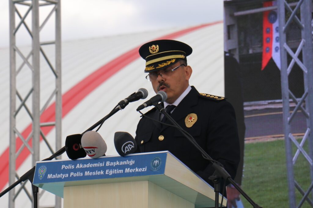 Malatya Polis Meslek Eğitim Merkezinde (POMEM) 381 polisi adayı için mezuniyet töreni düzenlendi.