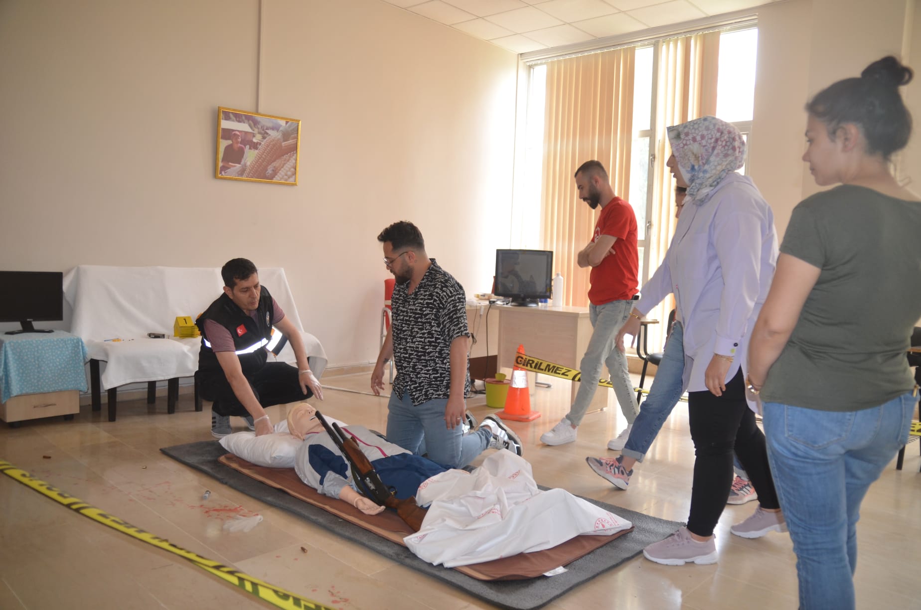 Malatya İl Emniyet Müdürlüğü ekiplerince, 112 Acil Servis Başhekimliğine bağlı acil servis ambulanslarında  görev yapan  "112 Acil Sağlık Hizmetleri Personelinin Adli Vakalarda Maddi Delillere Yaklaşım Eğitimi" verildi