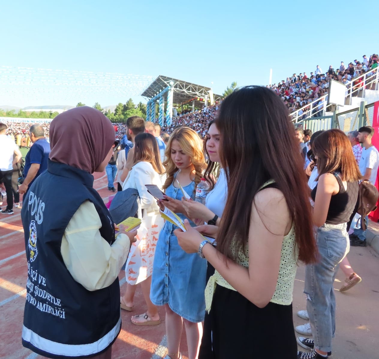 Malatya İl Emniyet Müdürlüğü ekipleri, İnönü Üniversitesi Mezuniyet törenine katılarak, burada mezun olan kız öğrencilere KADES konusunda tanıtımda bulundular.