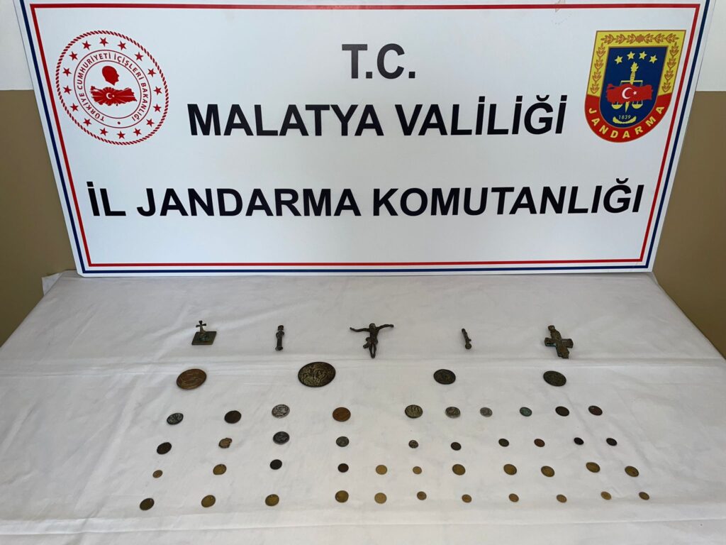 Malatya İl Jandarma Komutanlığı ekiplerince yürütülen operasyon da Roma Dönemine ait olduğu değerlendirilen 44 adet sikke ve 7 adet tarihi obje ele geçirildi.