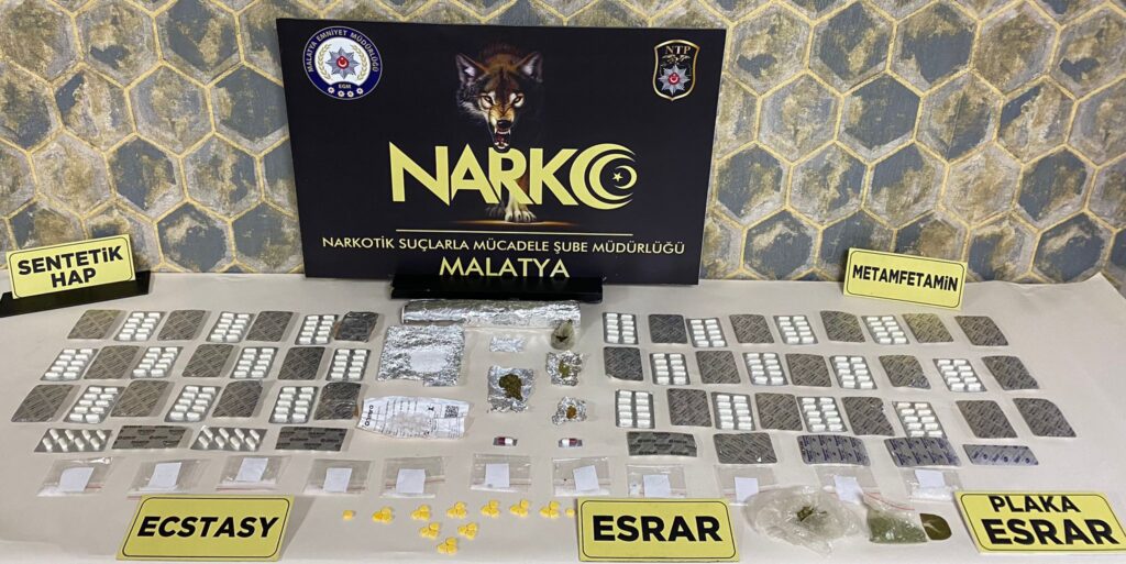 Malatya İl Emniyet Müdürlüğü Narkotik Suçlarla Mücadele Şubesi ekiplerince yürütülen çalışmalar sonucunda uyuşturucu madde ile birlikte yakalanan 3 şüpheli tutuklanarak cezaevine gönderildi.
