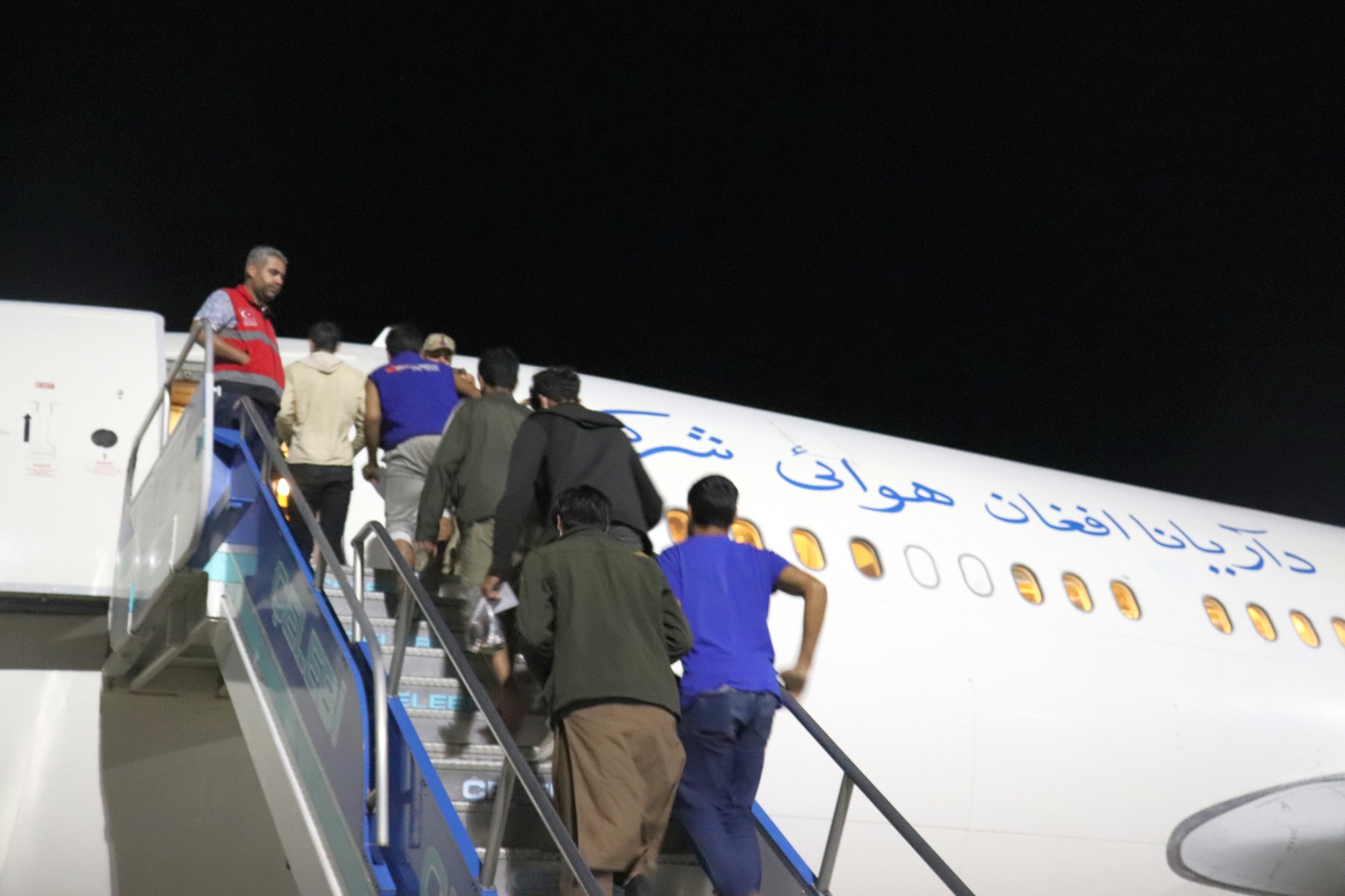 İçişleri Bakanlığı Göç İdaresi Başkanlığı’na bağlı Malatya’daki Geri Gönderme Merkezinde  227 düzensiz göçmen uçakla ülkesine gönderildi. Malatya’da 4 günde toplam 908 Afganistan uyruklu düzensiz göçmen uçak seferleriyle ülkesine gönderilecek.