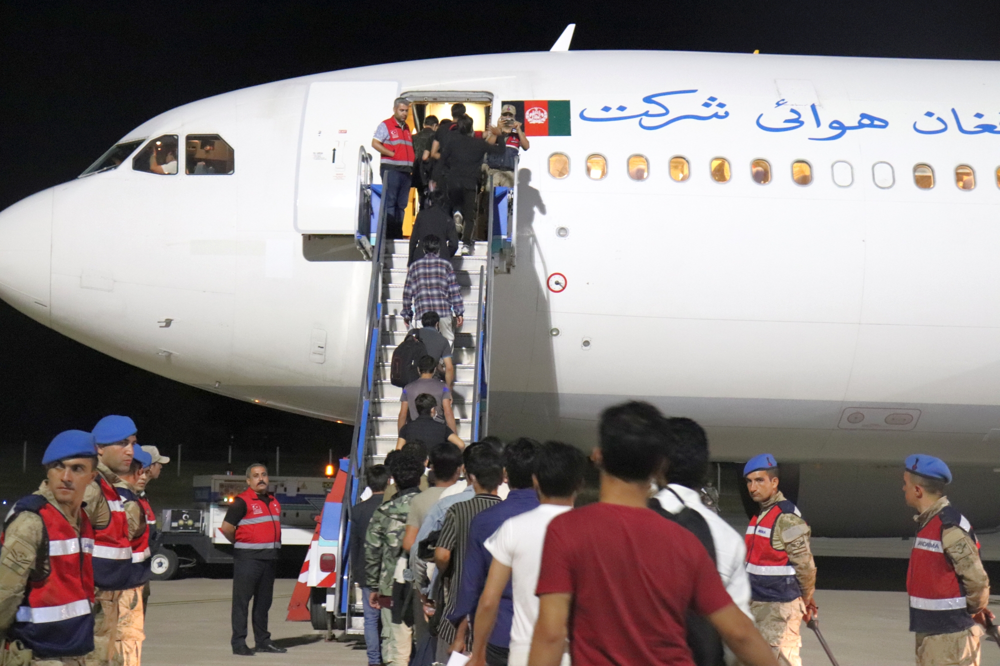 İçişleri Bakanlığı Göç İdaresi Başkanlığı’na bağlı Malatya’daki Geri Gönderme Merkezinde  227 düzensiz göçmen uçakla ülkesine gönderildi. Malatya’da 4 günde toplam 908 Afganistan uyruklu düzensiz göçmen uçak seferleriyle ülkesine gönderilecek.