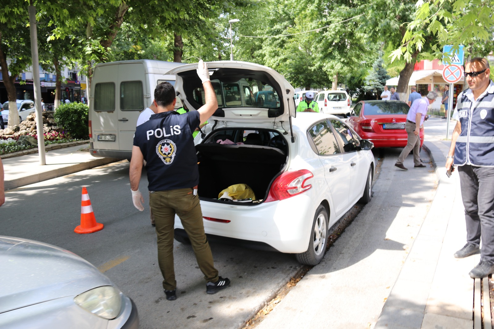 Malatya İl Emniyet Müdürlüğü tarafından 800 polisin görev aldığı Malatya Huzur Güven Uygulaması gerçekleştirildi.