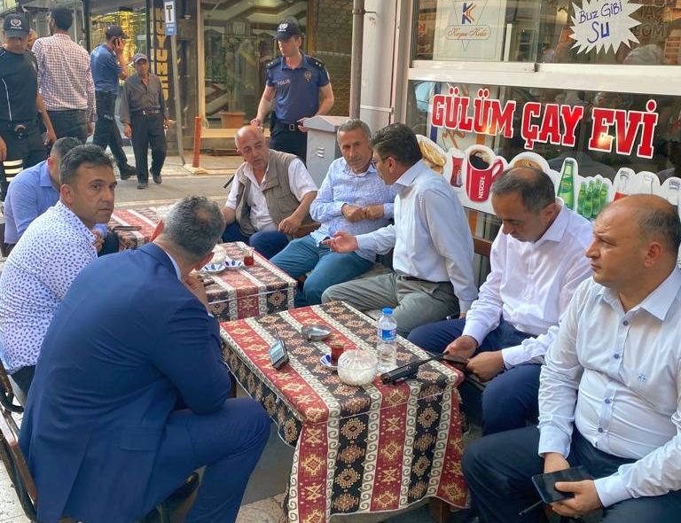  Malatya İl Emniyet Müdürü Ercan Dağdeviren, şehir merkezinde görev yapan emniyet birimlerini denetlerken, esnafları ziyaret edip, vatandaşlarla da çay ocağında bir araya gelerek sohbet etti.